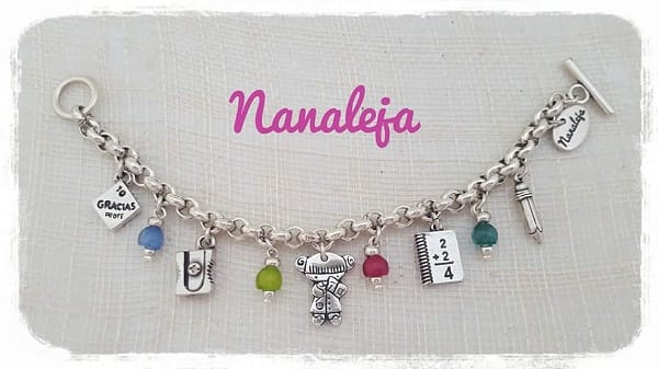 Pulsera con charms de colegio y resinas de colores