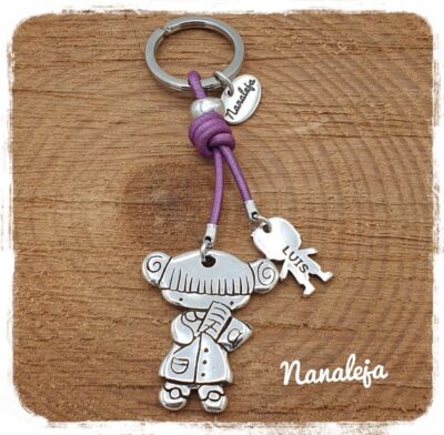 Llavero profe con niño grabado morado metalizado
