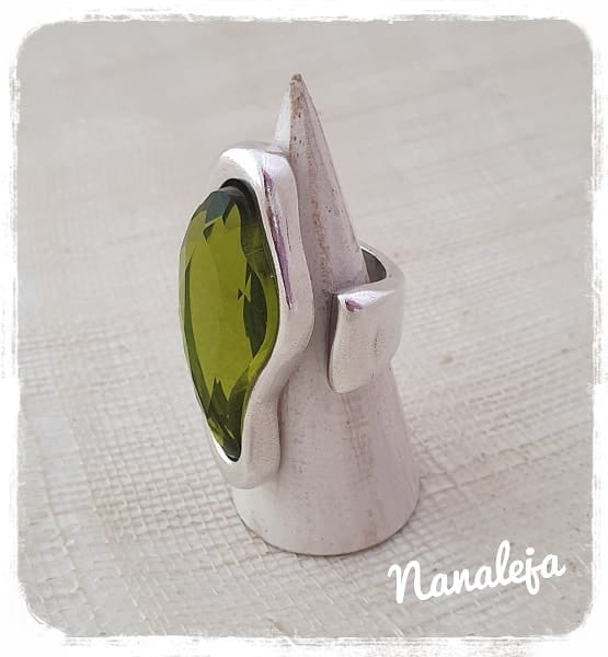 Anillo largo con cristal facetado verde