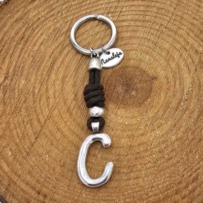 Complementos para mujer: pulseras, pendientes, collares y llaveros de diseño urbano.