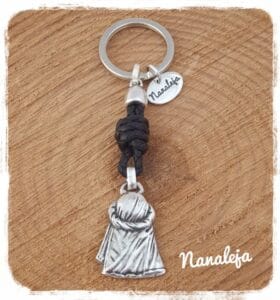 Llavero costalero con baño de plata y cuero nacional, posibilidad de grabado personalizado