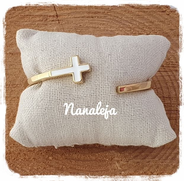 Pulsera cruz dorada con lacado blanco - Imagen 2