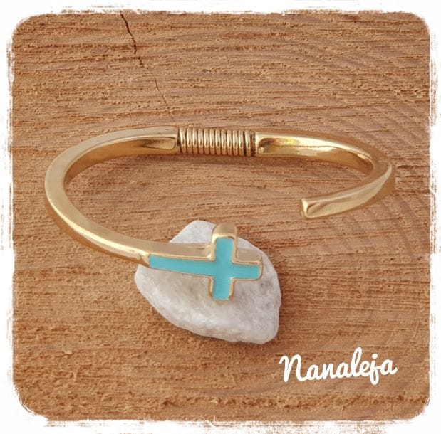 Pulsera cruz dorada con lacado turquesa
