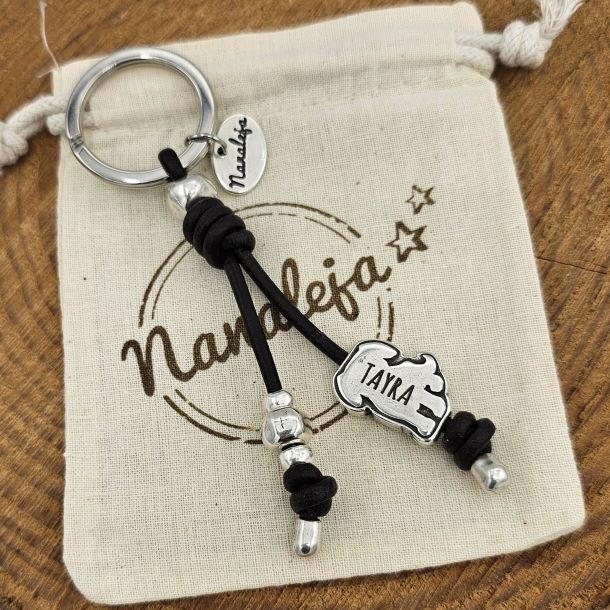 Llavero perrito con bolas decorativas
